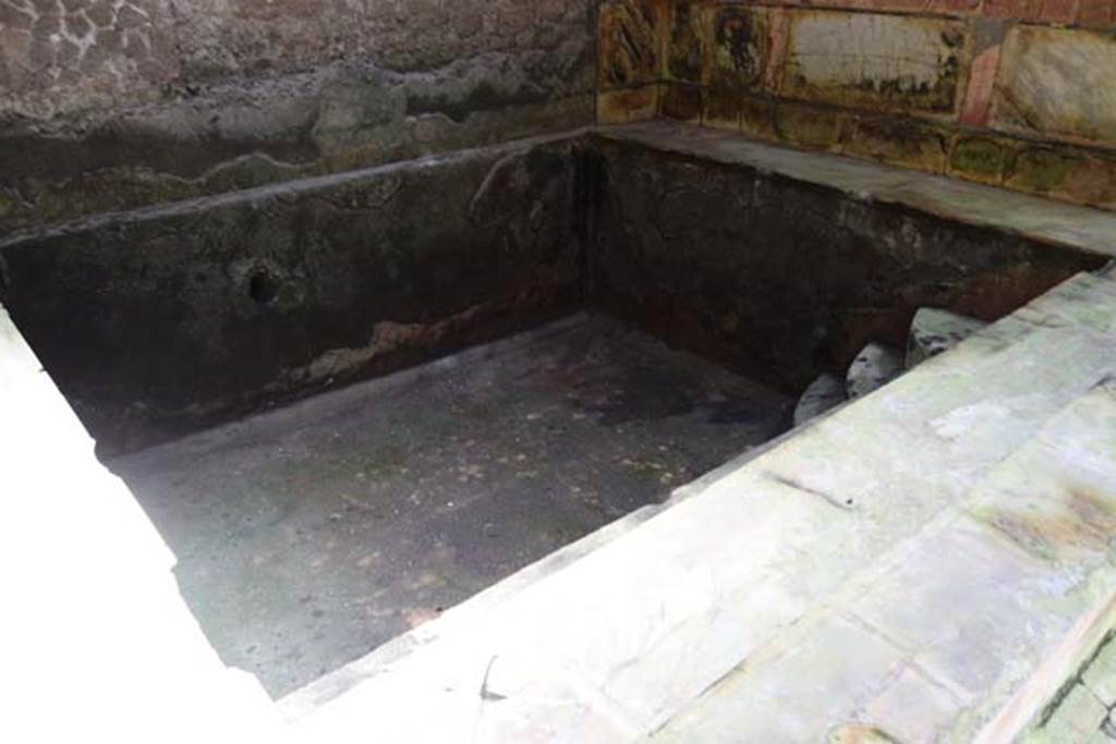 Suburban Baths, Herculaneum. June 2014. Edging of cold bath in frigidarium. Photo courtesy of Michael Binns.